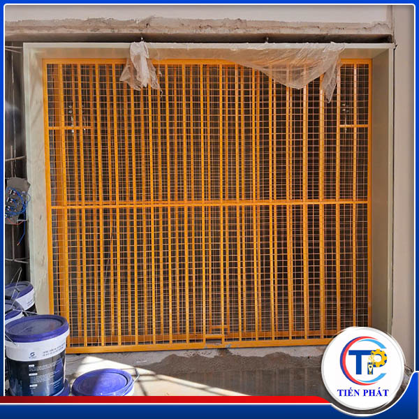 Thang máy chở hàng kèm người